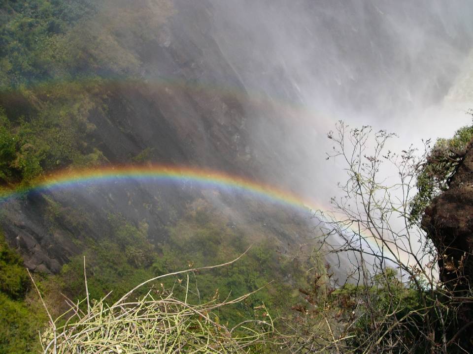 http://www.omniplan.hu/2004-SA/Day15-VicFalls-Livingstone/P1070387-Rainbow.JPG