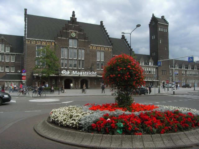 r0019773maastrichtrailwaystation.jpg